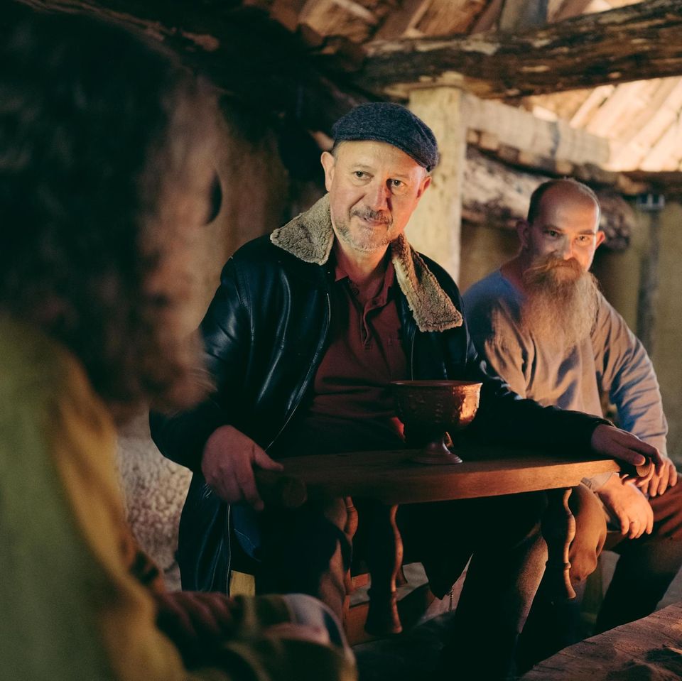 Mann hält kleinen Tisch in der Hand