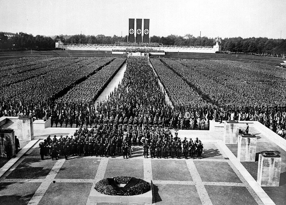 Angehörige der NSDAP marschieren auf Platz