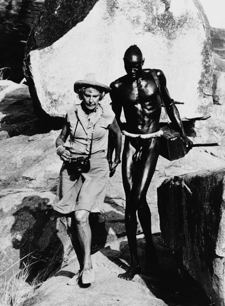Leni Riefenstahl hält Angehörigen der Nuba an der Hand