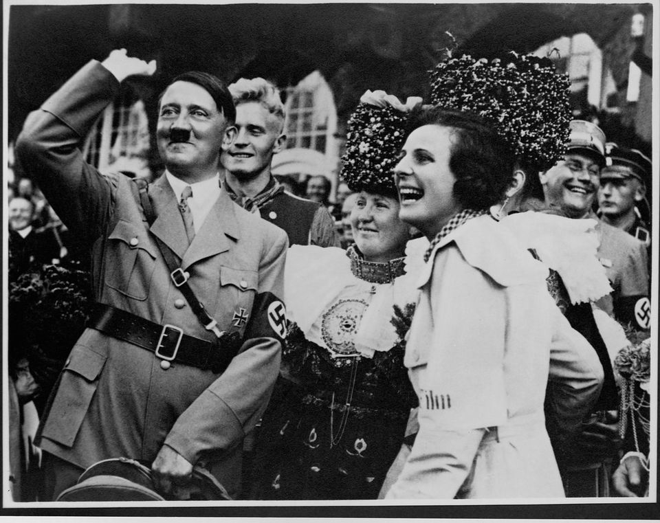 Leni Riefenstahl und Hitler lächeln
