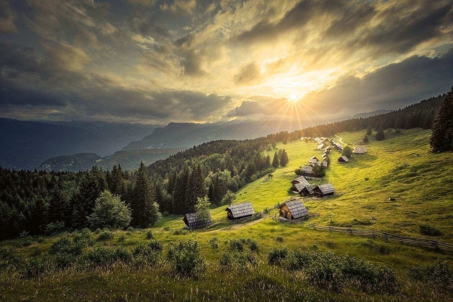 Tal mit Häusern in Slowenien