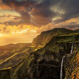 Azoreninsel Flores mit orangenem Himmel bei Sonnenuntergang