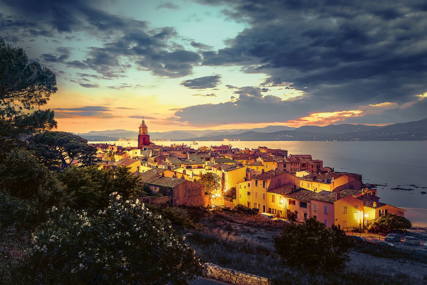 Saint-Tropez am Abend mit erleuchteten Häusern