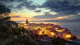 Saint-Tropez am Abend mit erleuchteten Häusern