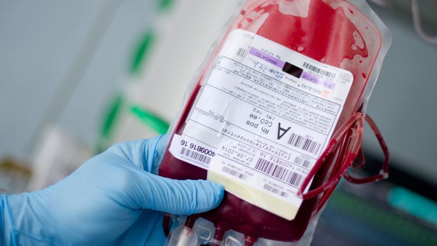 Blutspenden werden in Deutschland in Einzelbestandteile zerlegt (Archivbild). Foto: Daniel Bockwoldt/dpa