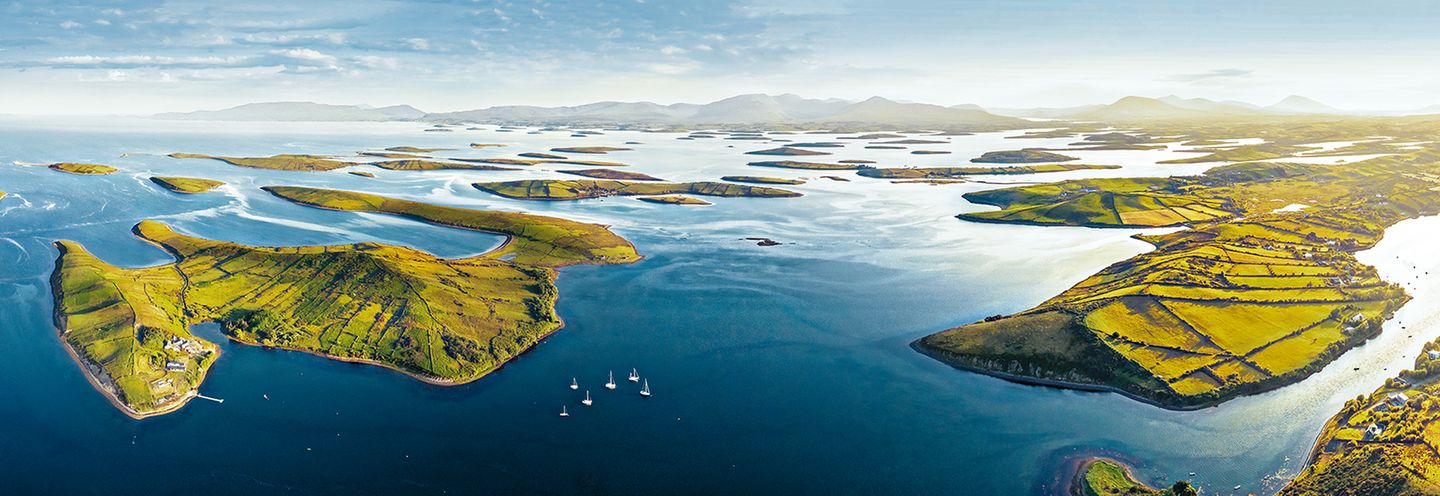 Viele kleine Inseln in der Clew Bay im irischen County Mayo