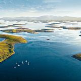 Viele kleine Inseln in der Clew Bay im irischen County Mayo