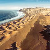 Endlos wirkende Sanddünen treffen auf den Atlantik