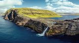 Bøsdalafossur-Wasserfall auf der Insel Vágar, Färöer Inseln
