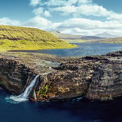 Bøsdalafossur-Wasserfall auf der Insel Vágar, Färöer Inseln