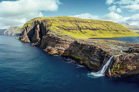 Bøsdalafossur-Wasserfall auf der Insel Vágar, Färöer Inseln
