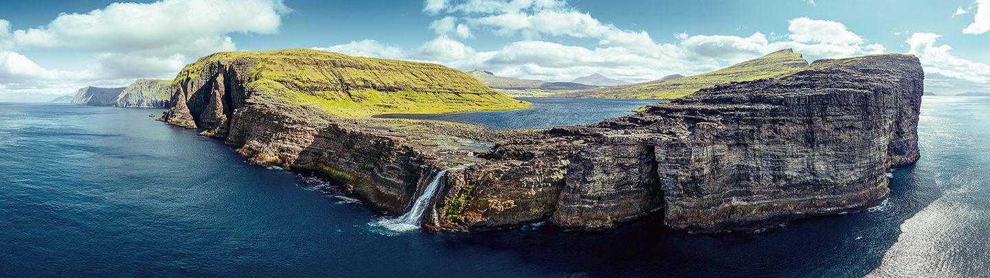 Bøsdalafossur-Wasserfall auf der Insel Vágar, Färöer Inseln