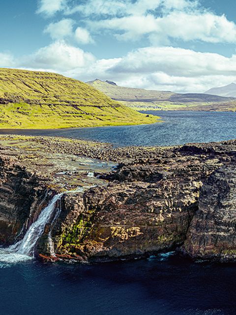 Bøsdalafossur-Wasserfall auf der Insel Vágar, Färöer Inseln