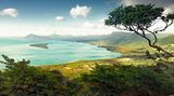 Halbmondförmige Île aux Bénitiers auf der Insel Mauritius, Blick vom Le Morne Brabant