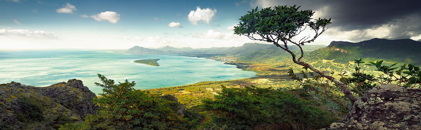 Halbmondförmige Île aux Bénitiers auf der Insel Mauritius, Blick vom Le Morne Brabant