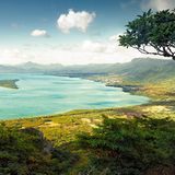 Halbmondförmige Île aux Bénitiers auf der Insel Mauritius, Blick vom Le Morne Brabant