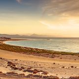 Dünenlandschaft des Playa de Sotavento auf Fuerteventura bei Sonnenschein