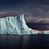Eismassen im Ilulissat-Eisfjord in Grönland treiben im Ozean