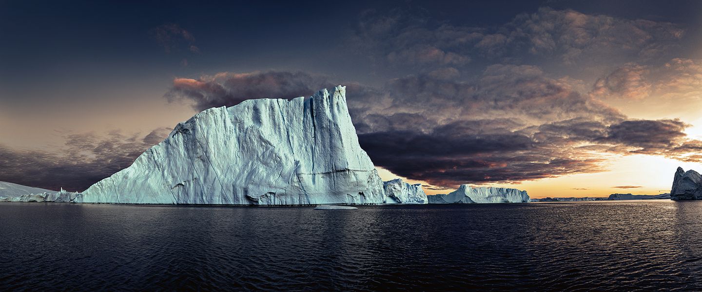 Eismassen im Ilulissat-Eisfjord in Grönland treiben im Ozean