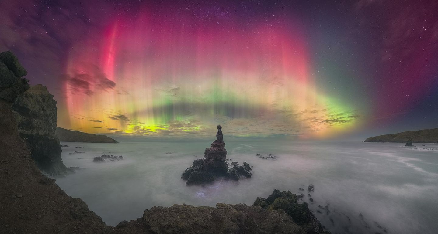 "Crown of Light" hat Kavan Chay seine Aufnahme betitelt, die in der Kategorie "Auroras" gewann. Das Bild wurde im Mai in Neuseeland während eines G5-Sturms aufgenommen, dem extremsten Grad eines geomagnetischen Sturms. Die Rottöne waren von einer Intensität, die der Fotograf nie zuvor erlebt hatte.