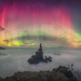 "Crown of Light" hat Kavan Chay seine Aufnahme betitelt, die in der Kategorie "Auroras" gewann. Das Bild wurde im Mai in Neuseeland während eines G5-Sturms aufgenommen, dem extremsten Grad eines geomagnetischen Sturms. Die Rottöne waren von einer Intensität, die der Fotograf nie zuvor erlebt hatte.