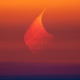 Die Kategorie "Unser Mond" gewann ausgerechnet eine Aufnahme, auf der zunächst gar kein Mond zu erkennen ist. Doch genau deshalb ist das Foto "Die Spur der Brechung" der Italienerin Marcella Giulia Pace umso faszinierender. Es zeigt das Phänomen der atmosphärischen Refraktion, bei dem das Mondlicht in der Nähe des Horizonts durch dichte Schichten der Erdatmosphäre dringt, wodurch es sich ähnlich wie Lichtstrahlen durch ein Prisma beugt. Das Mondlicht erscheint außergewöhnlich rötlich, verantwortlich dafür sind kleine Partikel in der Atmosphäre, die Licht kürzerer Wellenlänge – etwa Blau – streuen, wodurch längere Wellenlängen, die roten, in der Aufnahme überwiegen.