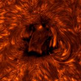 Die Chromosphäre ist der malerischste Teil unseres Zentralgestirns. Sie besteht aus Wasserstoff- und Heliumplasma und wird von den intensiven und verworrenen Magnetfeldern der Sonne beeinflusst. Die Chromosphäre der Sonne verändert sich nicht nur von Tag zu Tag, sondern von Sekunde zu Sekunde, weshalb Sonnen-Astrofotografen und -fotografinnen von ihr geradezu besessen sind. Diese Aufnahme einer aktiven Region der Chromosphäre gelang dem US-Amerikaner James Sinclair.