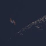 Der Brite Tom Williams hat zwei "Trabanten" der Erde zugleich eingefangen: den Mond und die Internationale Raumstation, die sich scheinbar annähern. Ein besonderes Glück ist der Lichteinfall: Die Sonnenkollektoren der Station werden vom aufgehenden Sonnenlicht getroffen. Bemerkenswerterweise sind auch die weißen Radiatoren zu sehen, die nicht das direkte Sonnenlicht, sondern das Erdlicht beleuchtet.