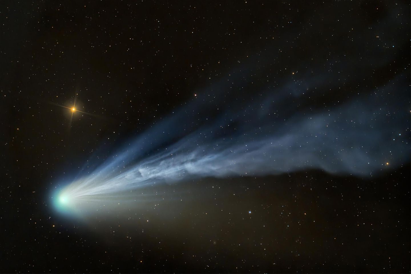 Erster Platz "Planeten, Kometen & Asteroiden" Alle 71 Jahre fliegt der Komet 12P/Pons-Brooks an der Erde vorbei, zuletzt im ersten Halbjahr 2024. Dies geschah just zu einem Sonnenmaximum. Besonders heftige Sonnenwinde trafen auf den Kometen, wodurch er viel Gas und Staub freisetze. Der US-Amerikaner Dan Bartlett fing das Schauspiel ein. Neben der Dynamik der Kometenschweife beeindrucken die bunten Farbtöne, die aus der Koma, der hellen Gaswolke um das Zentrum des Kometen, ausgestoßen wurden.