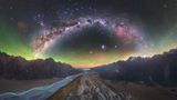 Die Aufnahme "Der Grat" ist das größte Panorama, das der Astrofotograf Tom Rae jemals aufgenommen hat. Das Bild in voller Auflösung enthält über eine Milliarde Pixel aus 62 zusammengefügten Aufnahmen. Es zeigt Gletscherflüsse des Aoraki/Mount Cook auf Neuseeland, den Kern der Milchstraße (links im Bild) sowie das berühmte Kreuz des Südens und andere Leitsterne hoch am Himmel.