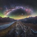 Die Aufnahme "Der Grat" ist das größte Panorama, das der Astrofotograf Tom Rae jemals aufgenommen hat. Das Bild in voller Auflösung enthält über eine Milliarde Pixel aus 62 zusammengefügten Aufnahmen. Es zeigt Gletscherflüsse des Aoraki/Mount Cook auf Neuseeland, den Kern der Milchstraße (links im Bild) sowie das berühmte Kreuz des Südens und andere Leitsterne hoch am Himmel.