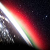 Einen unfairen Wettbewerbsvorteil hatte der US-Amerikaner Don Pettit: Er war als Astronaut auf der ISS. Daher läuft diese Aufnahme außer Konkurrenz. Sie ist eine von mehreren Langzeitbelichtungen des Sternenhimmels, die Pettit von der Raumstation aus mit einem selbstgebauten Sternenverfolger aufnahm. Der Verfolger dreht sich alle 90 Minuten einmal und gleicht so die Lagebewegungen der umlaufenden ISS aus, sodass entfernte Sterne als feste Punkte fotografiert werden können, während sich die Erde darunter weiterdreht – das war zuvor in der Orbitalfotografie unmöglich.