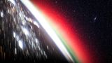 Einen unfairen Wettbewerbsvorteil hatte der US-Amerikaner Don Pettit: Er war als Astronaut auf der ISS. Daher läuft diese Aufnahme außer Konkurrenz. Sie ist eine von mehreren Langzeitbelichtungen des Sternenhimmels, die Pettit von der Raumstation aus mit einem selbstgebauten Sternenverfolger aufnahm. Der Verfolger dreht sich alle 90 Minuten einmal und gleicht so die Lagebewegungen der umlaufenden ISS aus, sodass entfernte Sterne als feste Punkte fotografiert werden können, während sich die Erde darunter weiterdreht – das war zuvor in der Orbitalfotografie unmöglich.