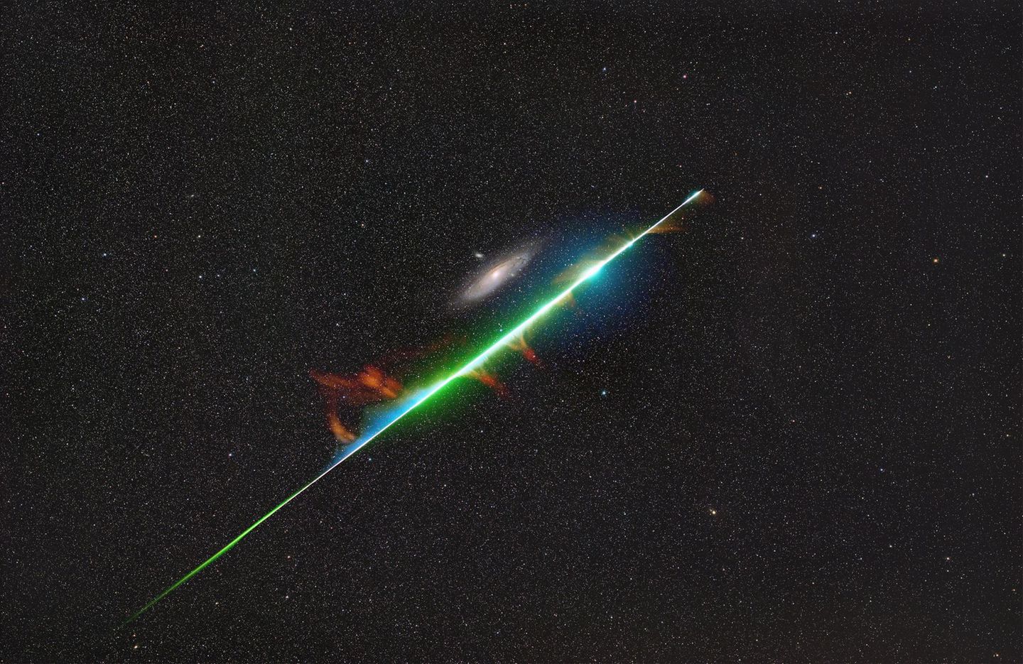 Eigentlich hatten die chinesischen Fotografen Yurui Gong und Xizhen Ruan nur vor, eine Nahaufnahme der Andromedagalaxie zu machen. Doch ihre Kamera hielt einen zufälligen Moment fest, in dem ein leuchtender Feuerball aus dem Perseiden-Meteorschauer die Galaxie zu streifen scheint.