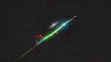 Eigentlich hatten die chinesischen Fotografen Yurui Gong und Xizhen Ruan nur vor, eine Nahaufnahme der Andromedagalaxie zu machen. Doch ihre Kamera hielt einen zufälligen Moment fest, in dem ein leuchtender Feuerball aus dem Perseiden-Meteorschauer die Galaxie zu streifen scheint.