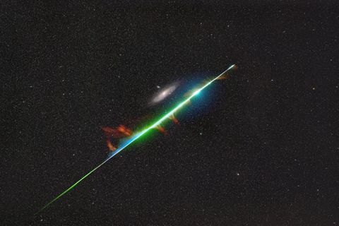 Eigentlich hatten die chinesischen Fotografen Yurui Gong und Xizhen Ruan nur vor, eine Nahaufnahme der Andromedagalaxie zu machen. Doch ihre Kamera hielt einen zufälligen Moment fest, in dem ein leuchtender Feuerball aus dem Perseiden-Meteorschauer die Galaxie zu streifen scheint.
