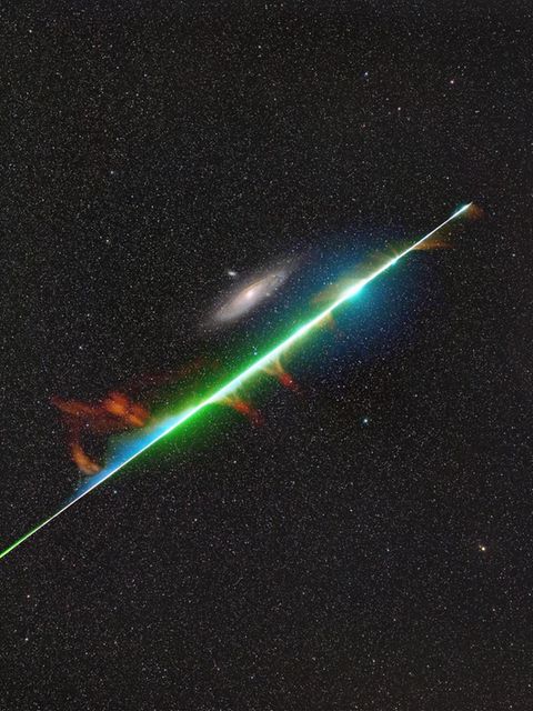 Eigentlich hatten die chinesischen Fotografen Yurui Gong und Xizhen Ruan nur vor, eine Nahaufnahme der Andromedagalaxie zu machen. Doch ihre Kamera hielt einen zufälligen Moment fest, in dem ein leuchtender Feuerball aus dem Perseiden-Meteorschauer die Galaxie zu streifen scheint.
