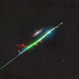 Eigentlich hatten die chinesischen Fotografen Yurui Gong und Xizhen Ruan nur vor, eine Nahaufnahme der Andromedagalaxie zu machen. Doch ihre Kamera hielt einen zufälligen Moment fest, in dem ein leuchtender Feuerball aus dem Perseiden-Meteorschauer die Galaxie zu streifen scheint.