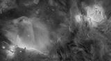 Mit einem H-Alpha-Filter, das nur die stärkste Spektrallinie von Wasserstoff durchlässt, schuf der Italiener Daniele Borsari ein monochromes Werk, das am Nachthimmel strahlende Wasserstoffwolken hervorhebt. Unten links befindet sich als Schattenspiel der Pferdekopfnebel, etwas weiter links ist der Flammennebel zu sehen. Und schließlich befindet sich oben rechts der Orionnebel, eine riesige Staub- und Gaswolke, in der viele neue Sterne entstehen. Für dieses Meisterwerk waren 22,5 Stunden Gesamtbelichtungszeit nötig.
