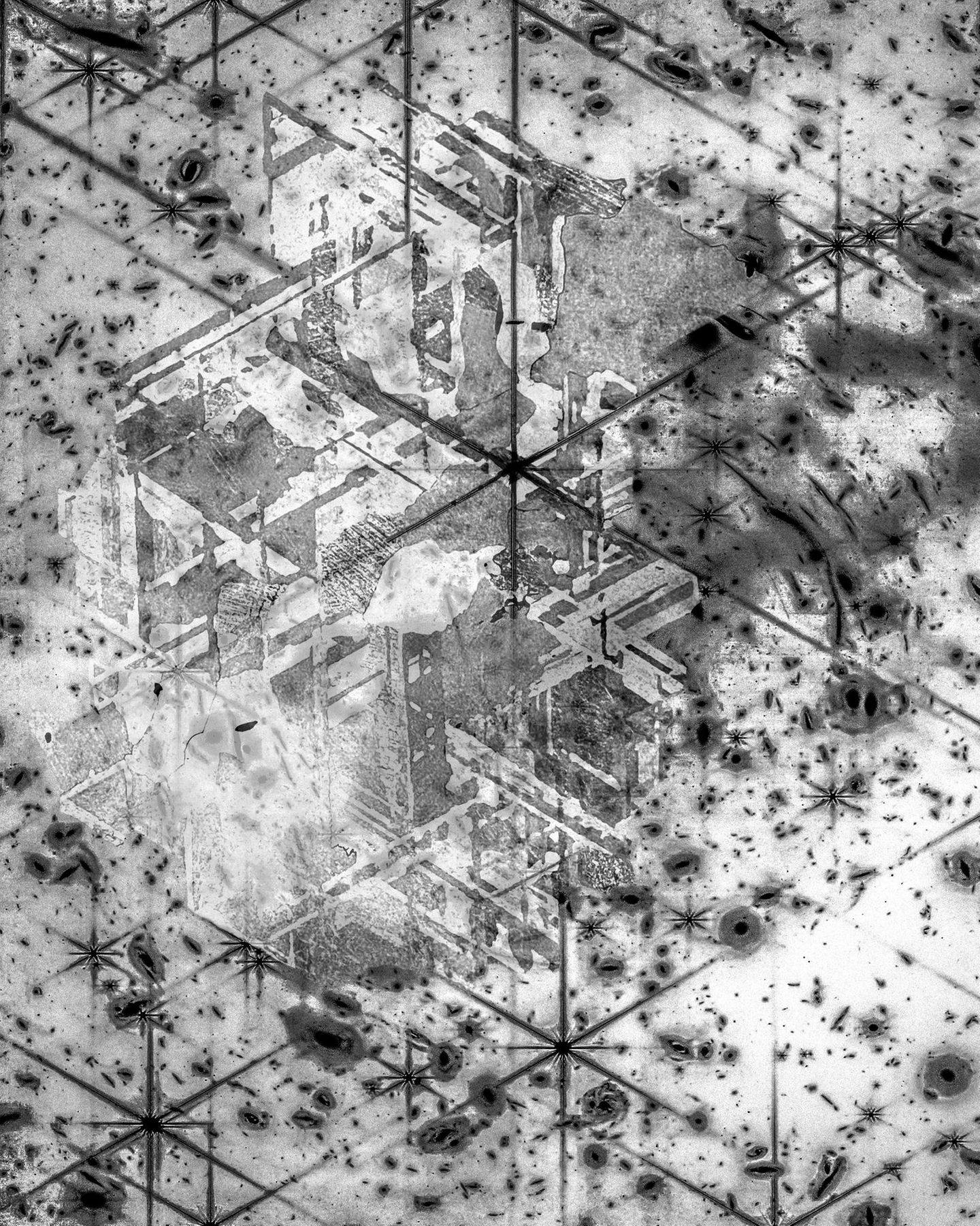 "Vierte Dimension" hat der Brite Leonardo Di Maggio sein Werk getauft, das in der offenen Kategorie gewann. Darin verarbeitete er zwei Aufnahmen. Das eine Foto, von ihm selbst geschossen, zeigt das Innere eines Meteoriten. Darin entstehen Muster durch die extrem langsame Abkühlung von Metalllegierungen über Millionen von Jahren. Dieses Muster hat ein unglaubliches geometrisches Design, das fast wie die Kanten von Gebäuden in einer Stadt aussieht. Maggio kombinierte seine Aufnahme mit Daten des James-Webb-Weltraumteleskops, das eine Gravitationslinse aufnahm, eine durch die Krümmung der Raumzeit hervorgerufene Brechung von Sternenlicht. Auf eine bestimmte Weise verarbeitet, besitzen die Sternbeugungsspitzen ein sehr ähnliches Aussehen wie das Innere des Meteoriten.
