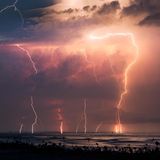 Blitze vor rosa Himmel