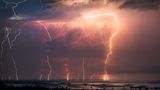 Blitze vor rosa Himmel