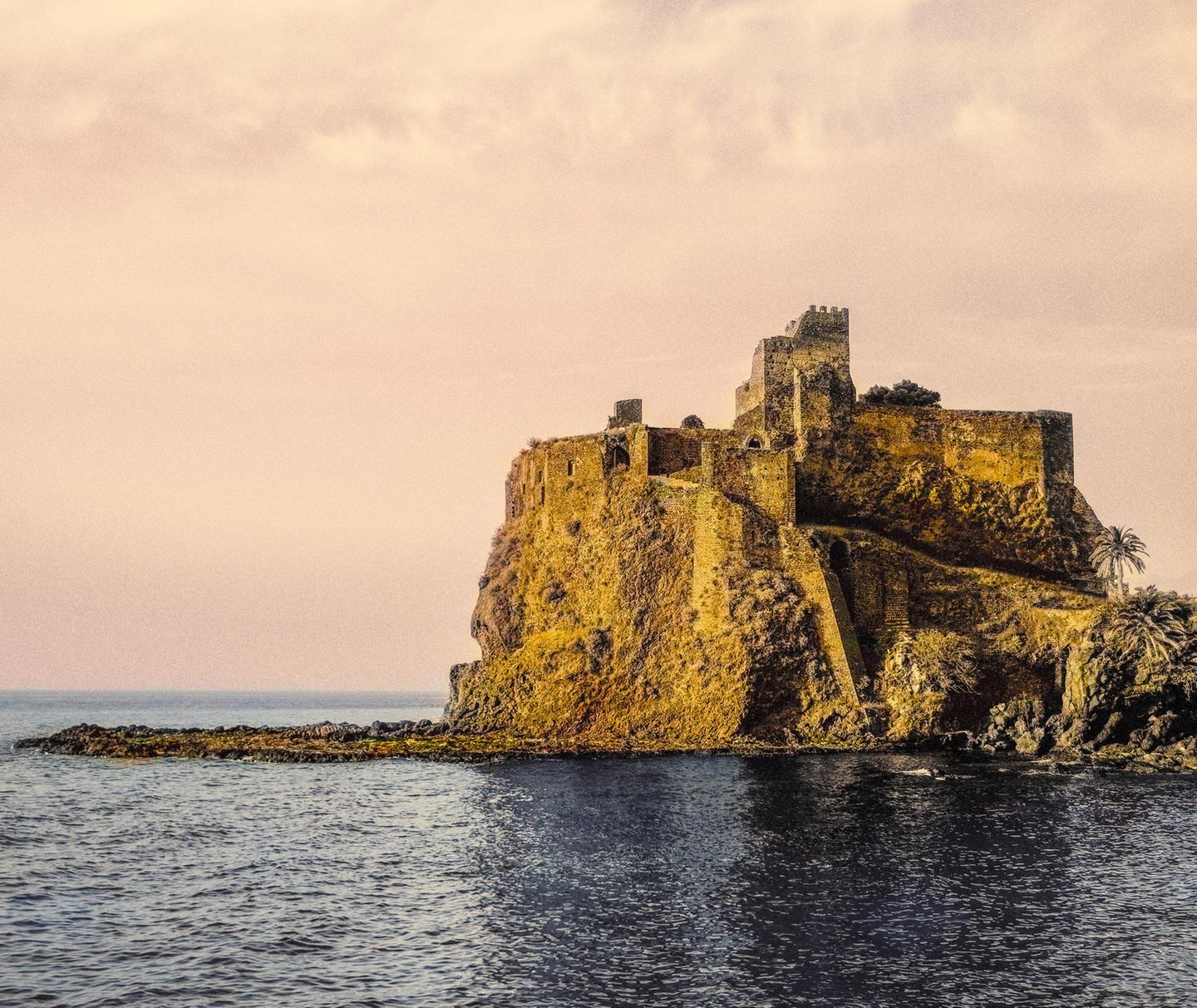 Aufbruch in den Süden Burg von Aci Castello