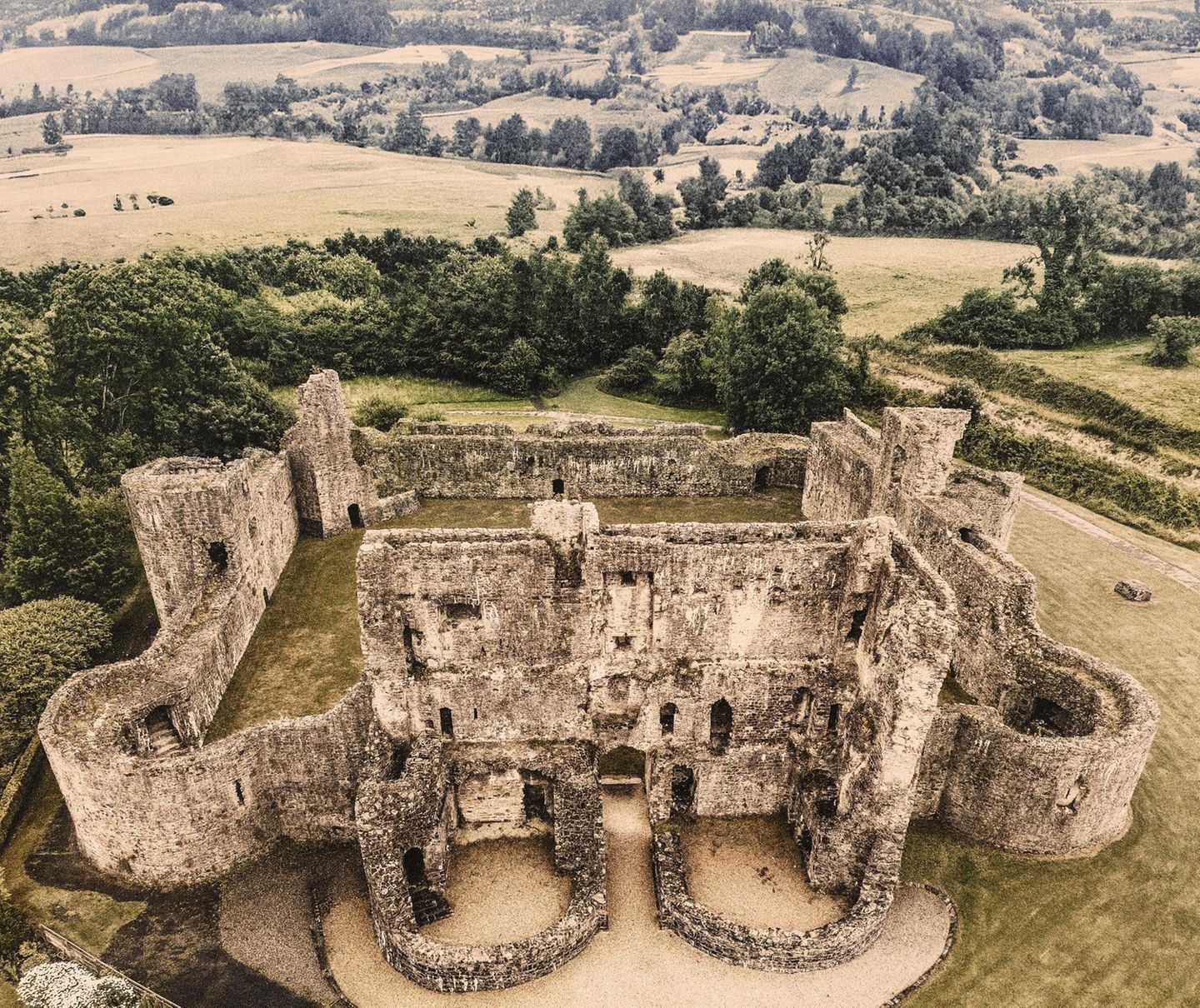 Griff nach der grünen Insel Ruine der Normannenburg Ballymote Castle im Nordwesten Irlands