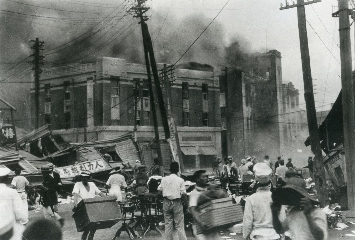 Menschen fliehen vor Erdbeben auf Japans Hauptinsel Honshu
