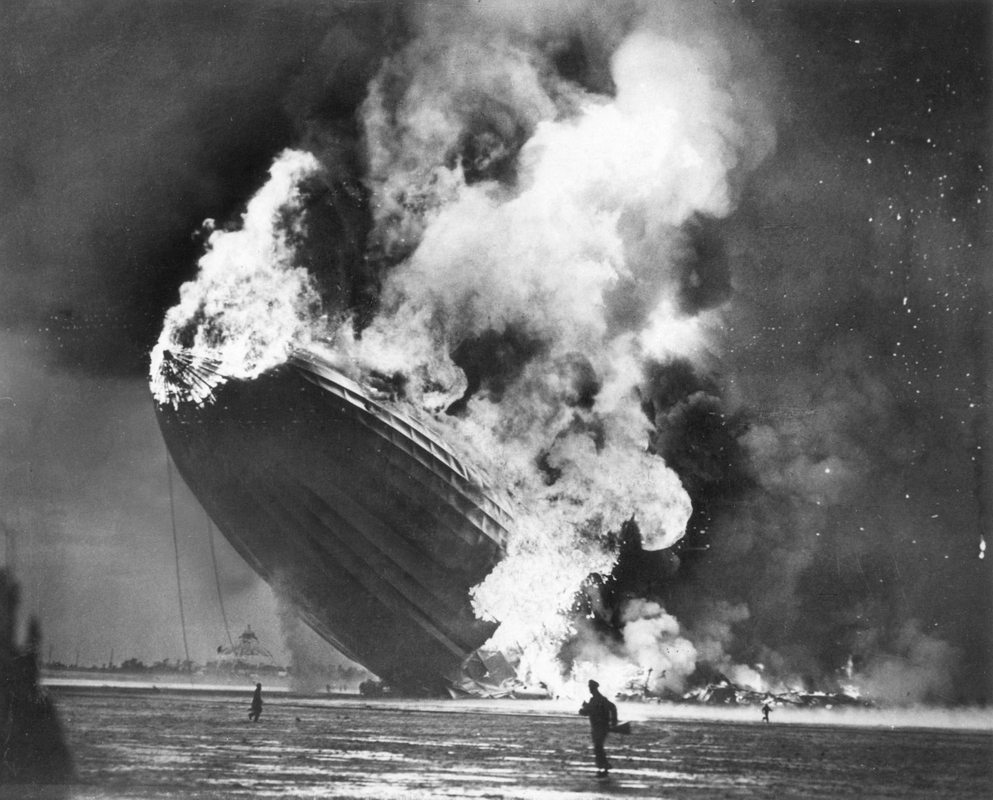 Zeppelin "Hindenburg" in Flammen