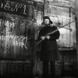 Mann mit Waffe vor Getreidelager