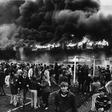 Fußballfans vor Rauchwolke in Bradford