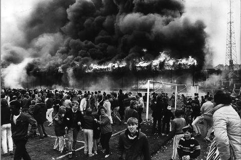 Fußballfans vor Rauchwolke in Bradford