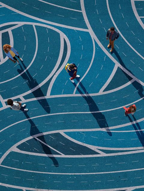 Menschen stehen auf sich überkreuzenden Wegen